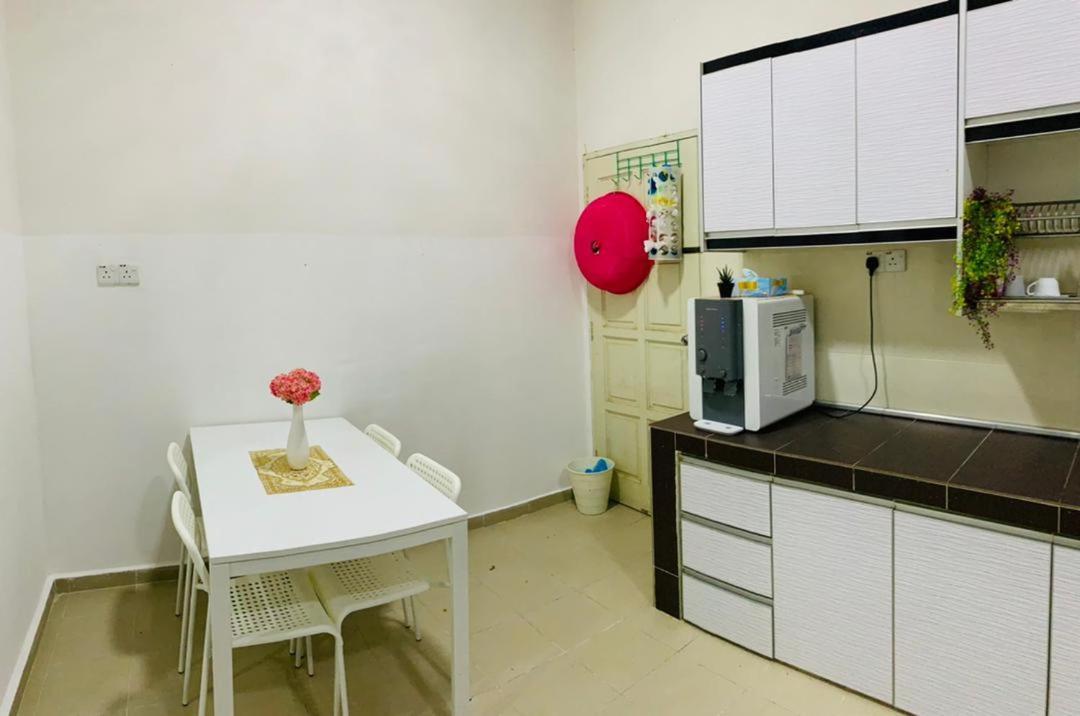 Nurul Amin Guest House Pantai Cahaya Bulan Kota Bharu Esterno foto